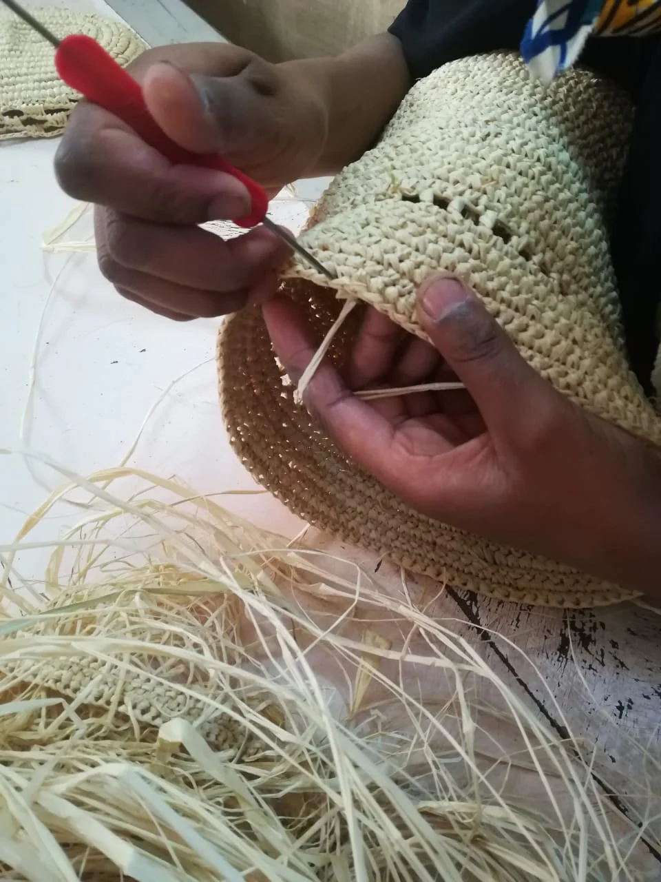 Atelier d’artisanes à Madagascar tressant des sacs en raphia